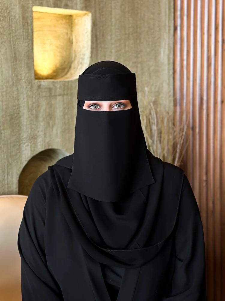 نقاب وسط مايل