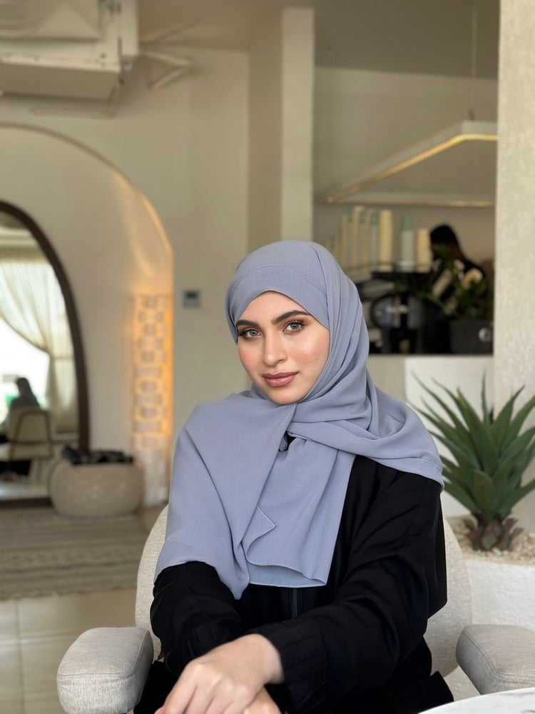 Gray headscarf tying