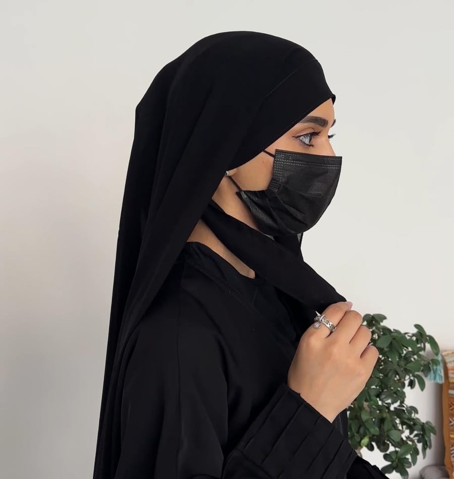 بكج نقابين حرير+ طرحتين ربط