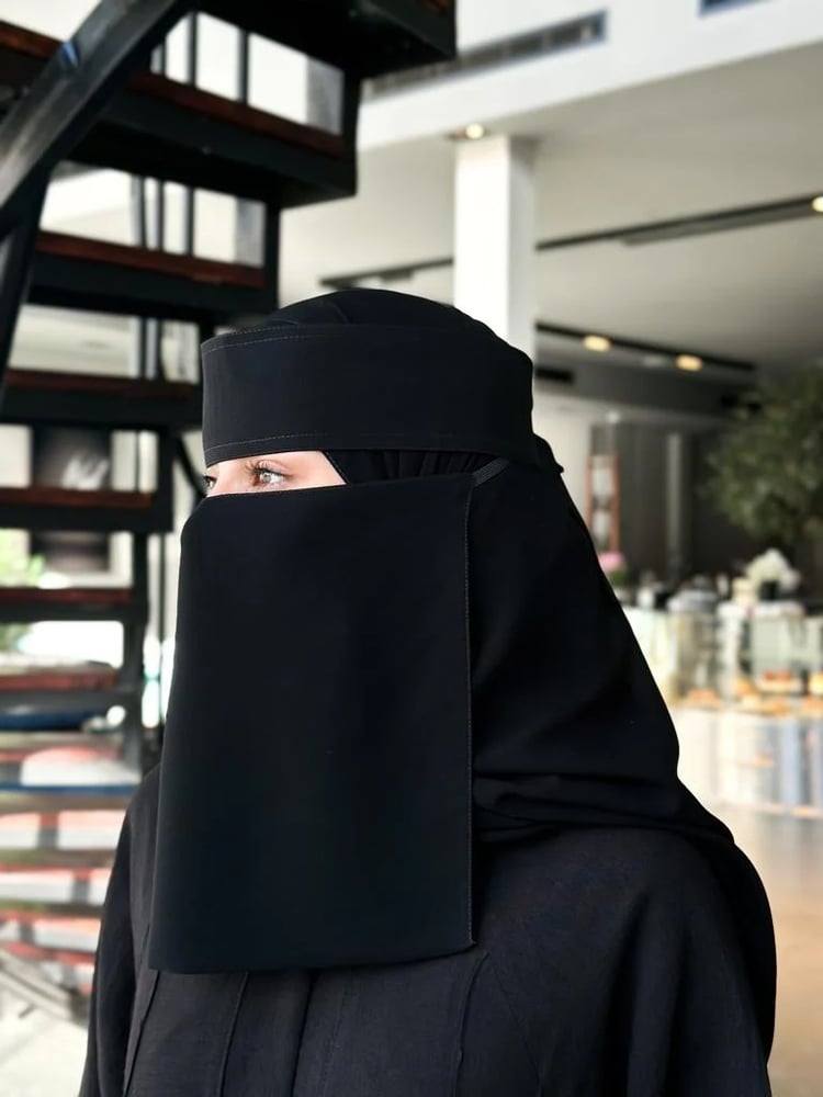 نقاب وسط مايل