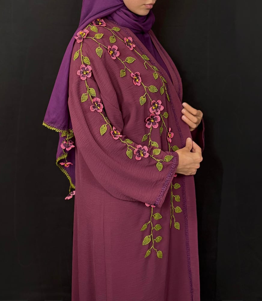 عباية مطرزة
