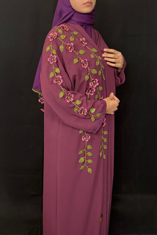 عباية مطرزة