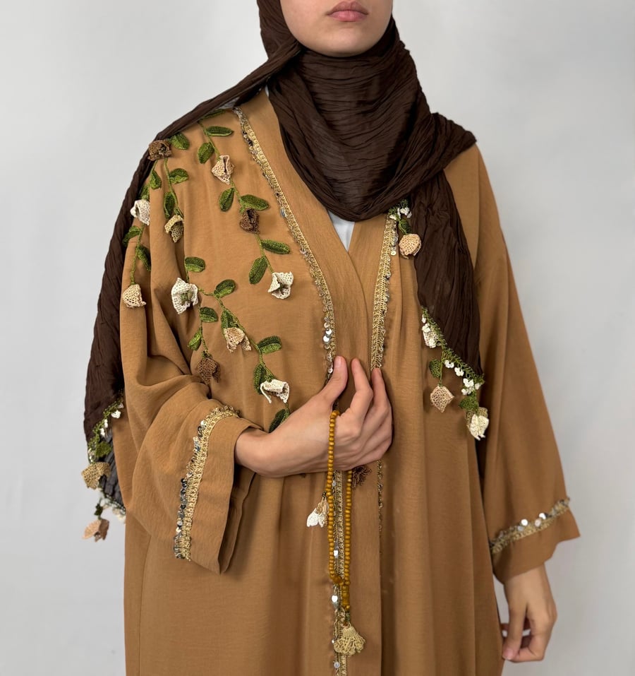 عباية باللون الييج