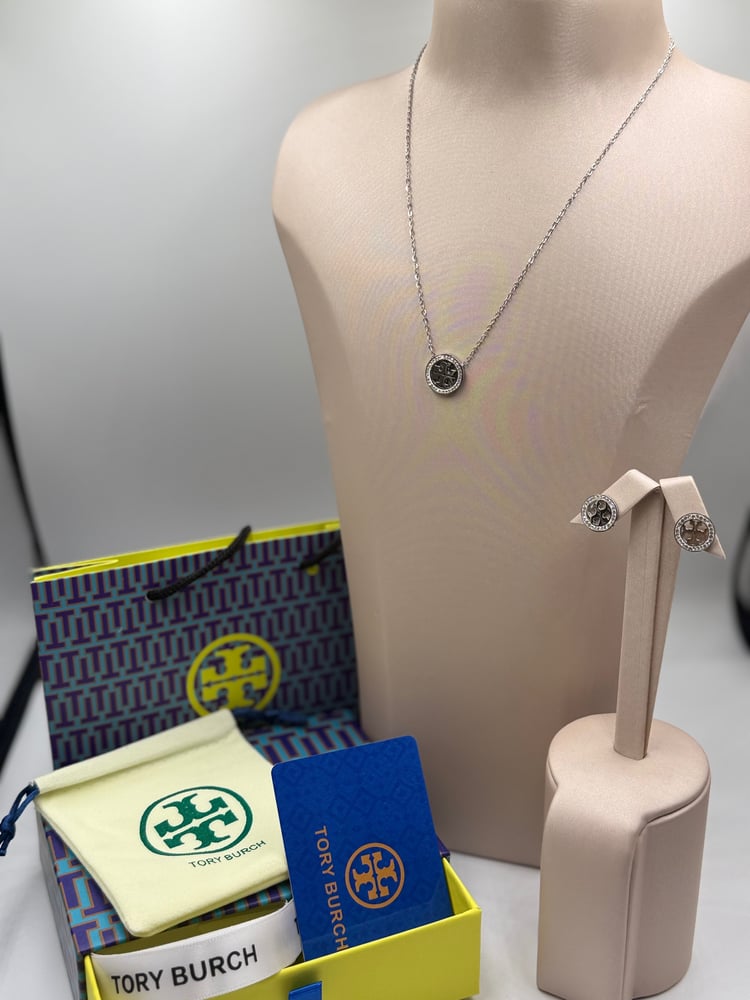 سلسال بلون فضي مع الحلق ماركة Tory Burch