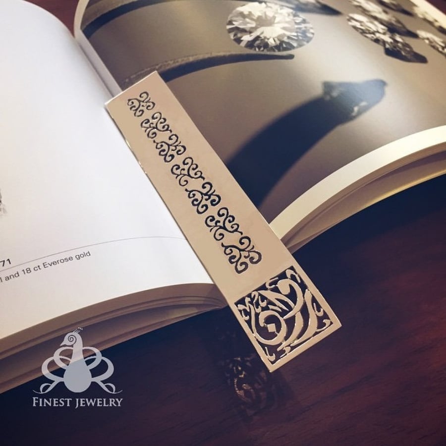 Decorative book separator