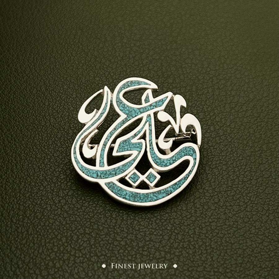 Round brooch decorated with stones