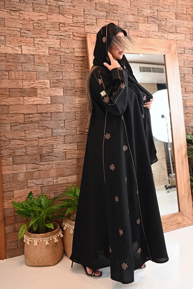 عباية كلوش بتطريز على الجوانب
