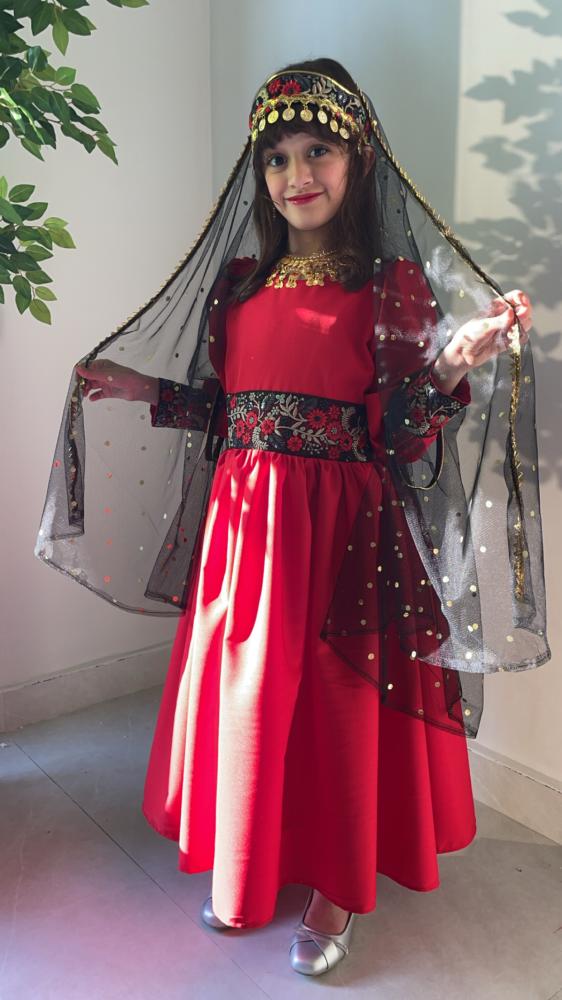 فستان أحمر مع ربطه بدون شال