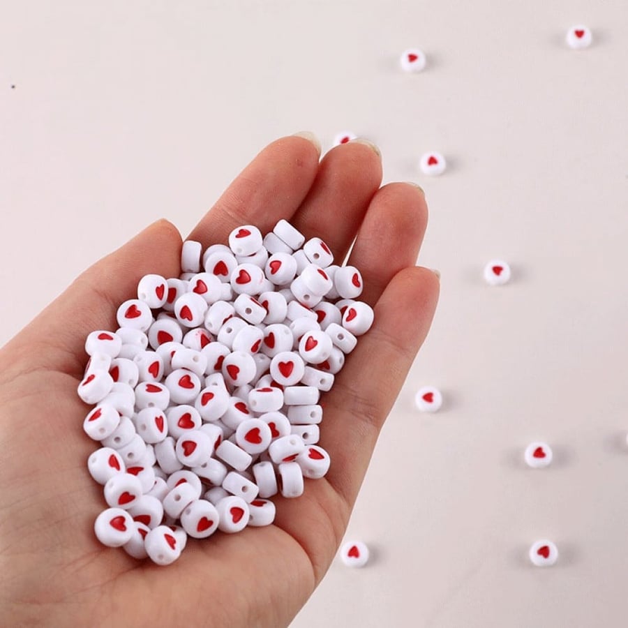 خرز قلوب أحمر على أبيض مدور 6mm