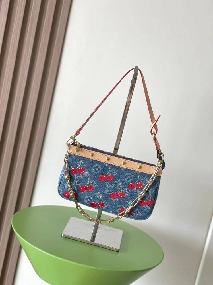 حقيبة لويس فيتون Pochette Accessoires