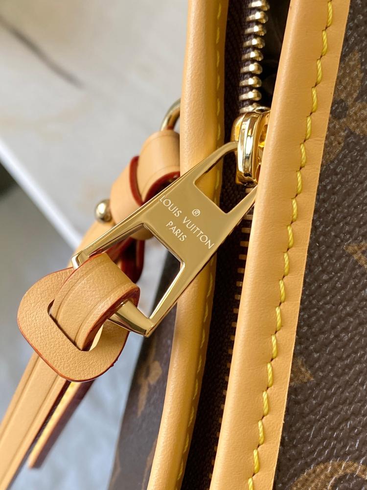 حقيبة لويس فيتون من ماركة Carryall East West