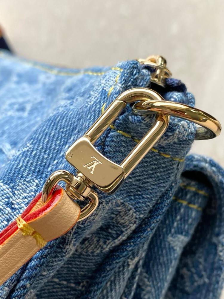 حقيبة لويس فيتون Pochette Accessories Cargo