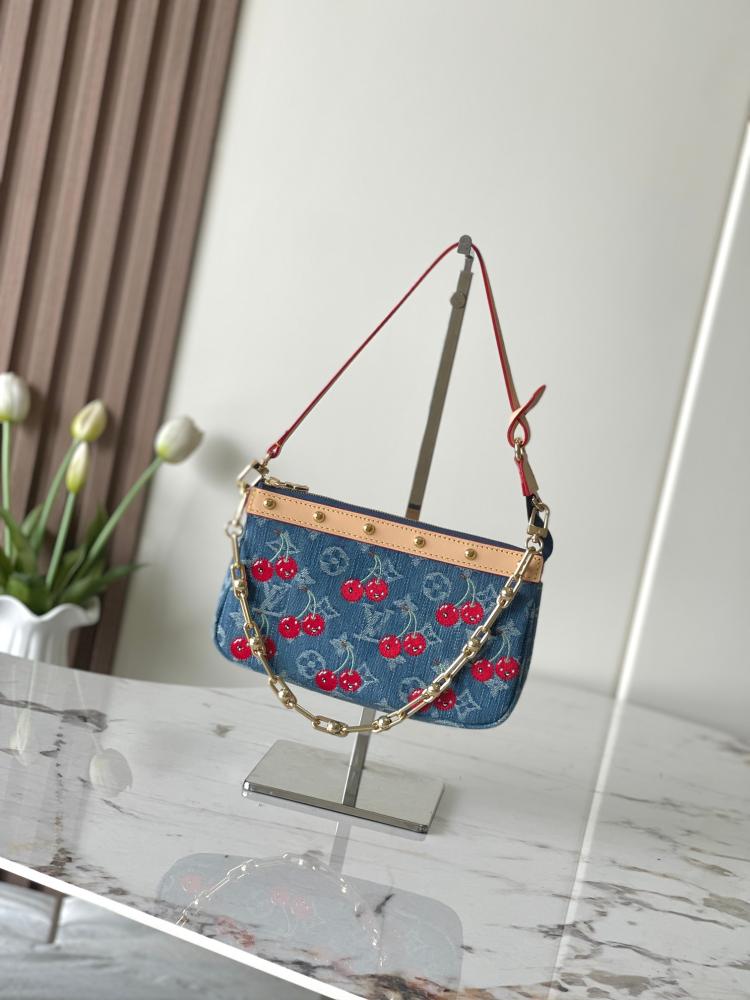 حقيبة لويس فيتون Pochette Accessoires