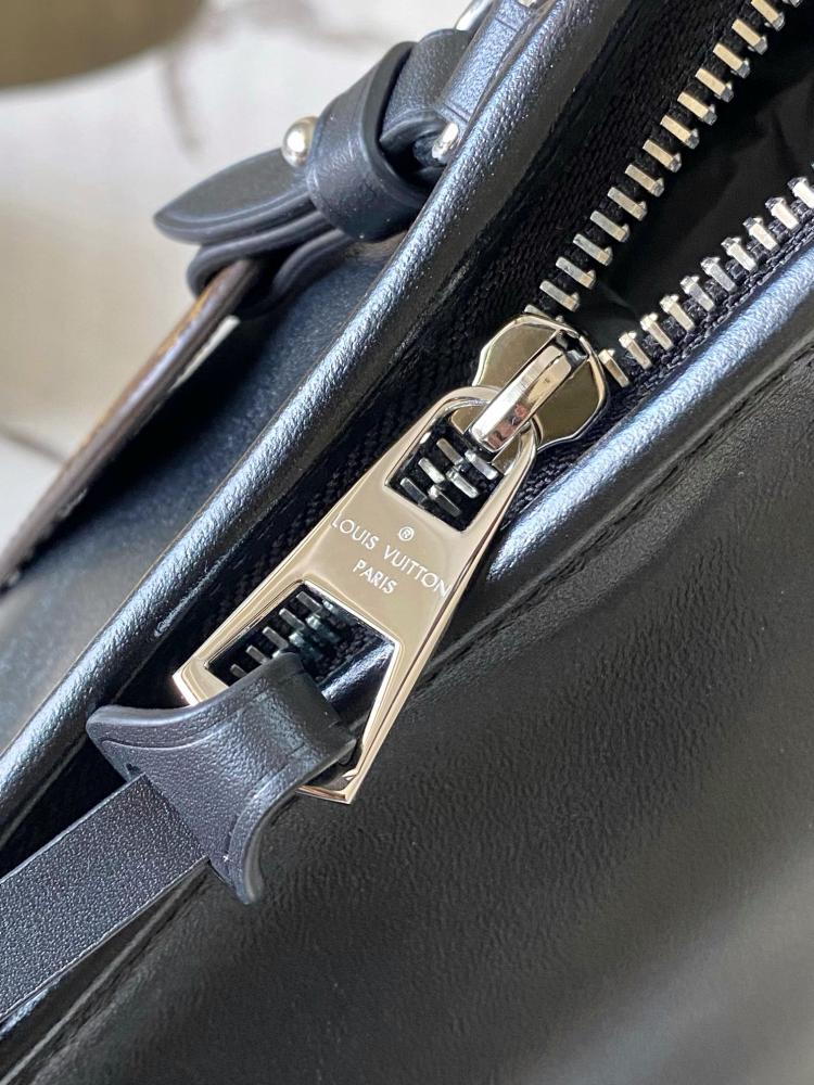 حقيبة لويس فيتون يد من ماركة Carryall East West