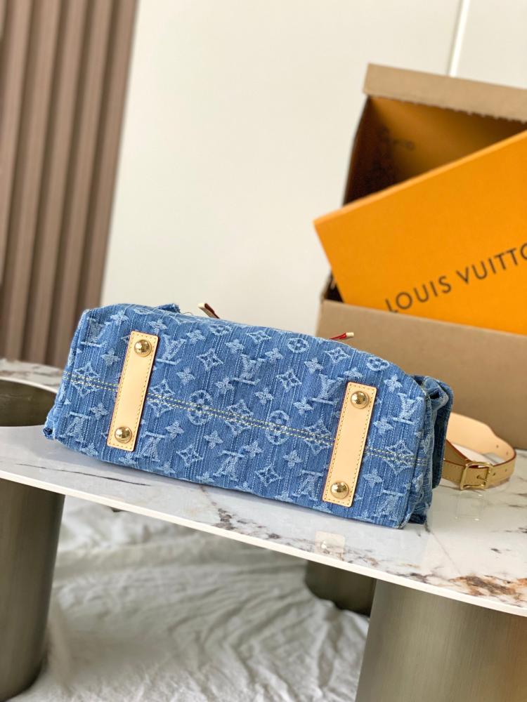 حقيبة لويس فيتون من نوع Carryall Cargo