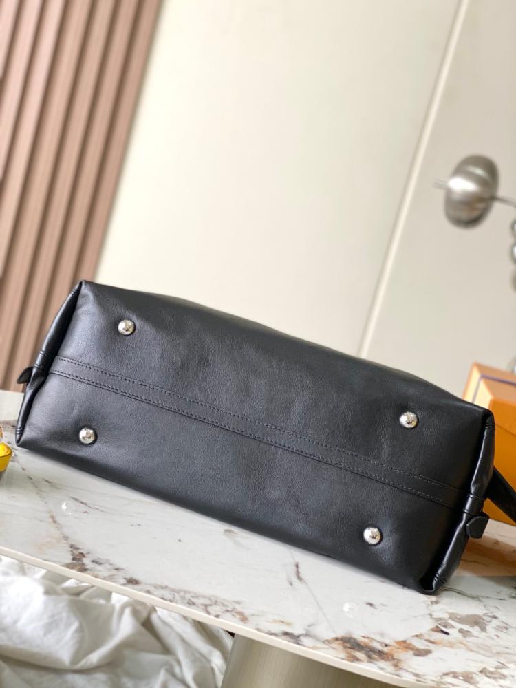 حقيبة لويس فيتون يد من ماركة CARRYALL DARK
