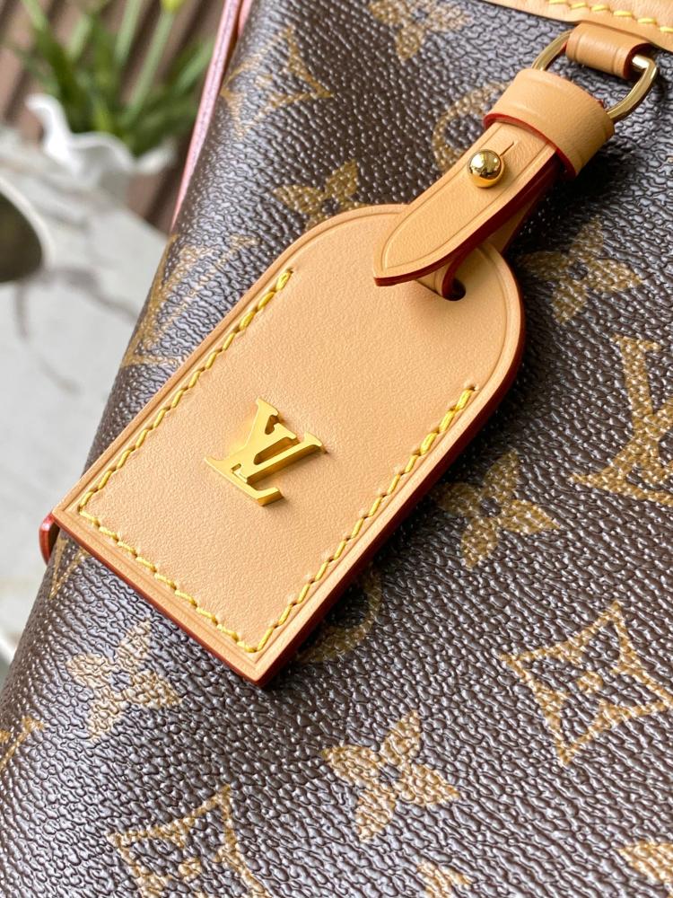 حقيبة لويس فيتون CarryAll EastWest