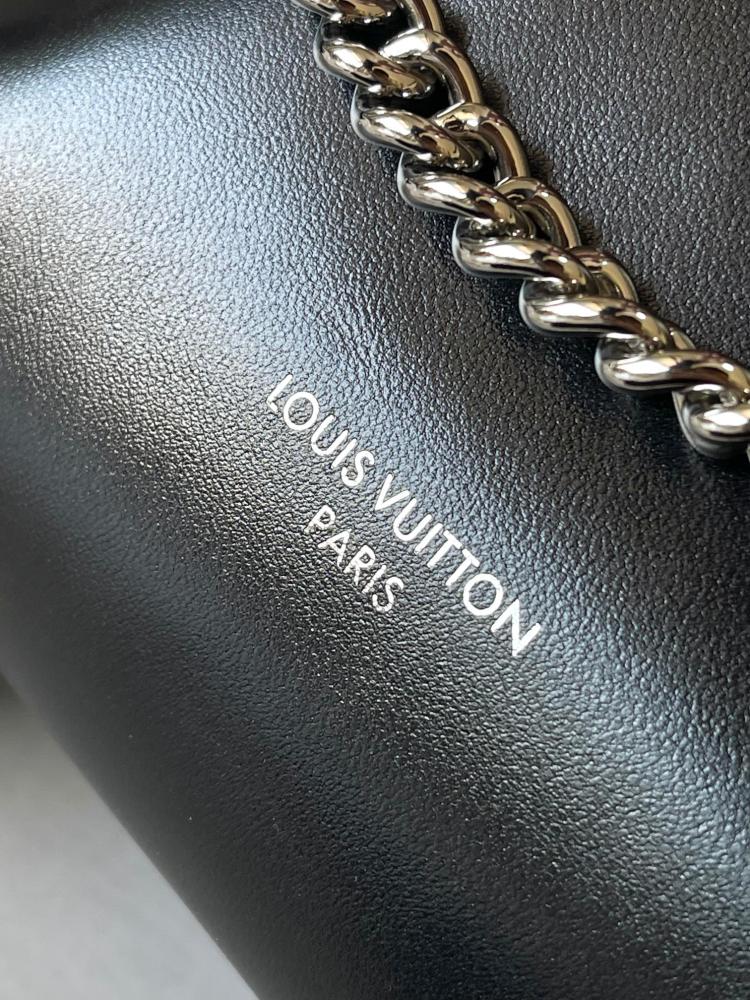 حقيبة لويس فيتون CarryAll BB