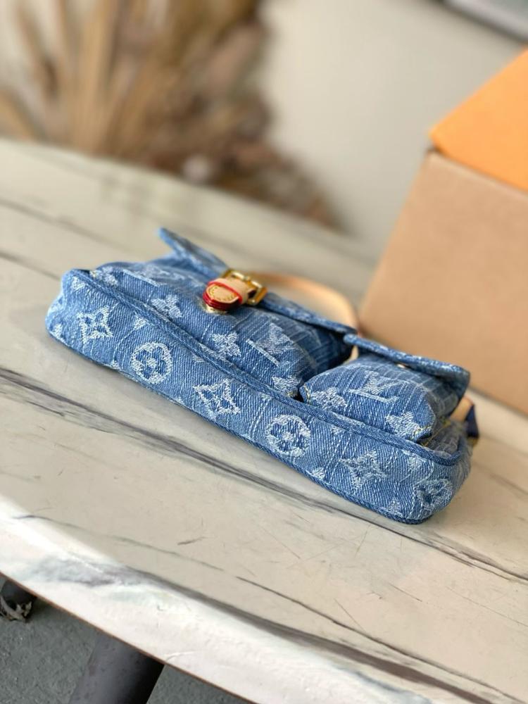 حقيبة لويس فيتون Pochette Accessories Cargo