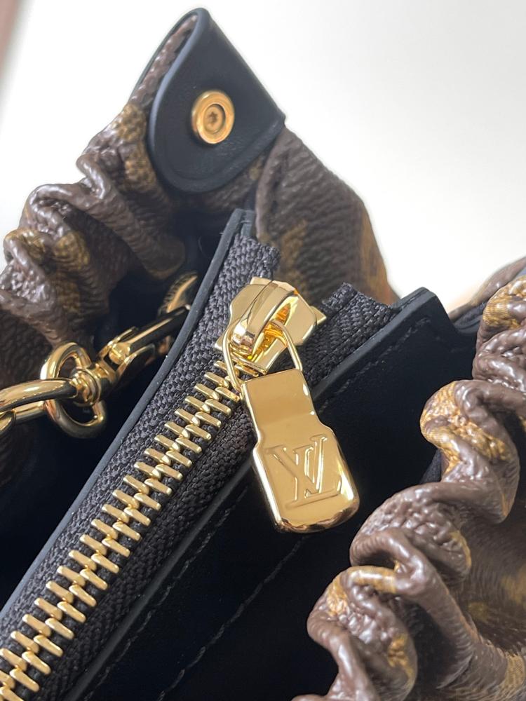 حقيبة لويس فيتون  POCHETTE SLING