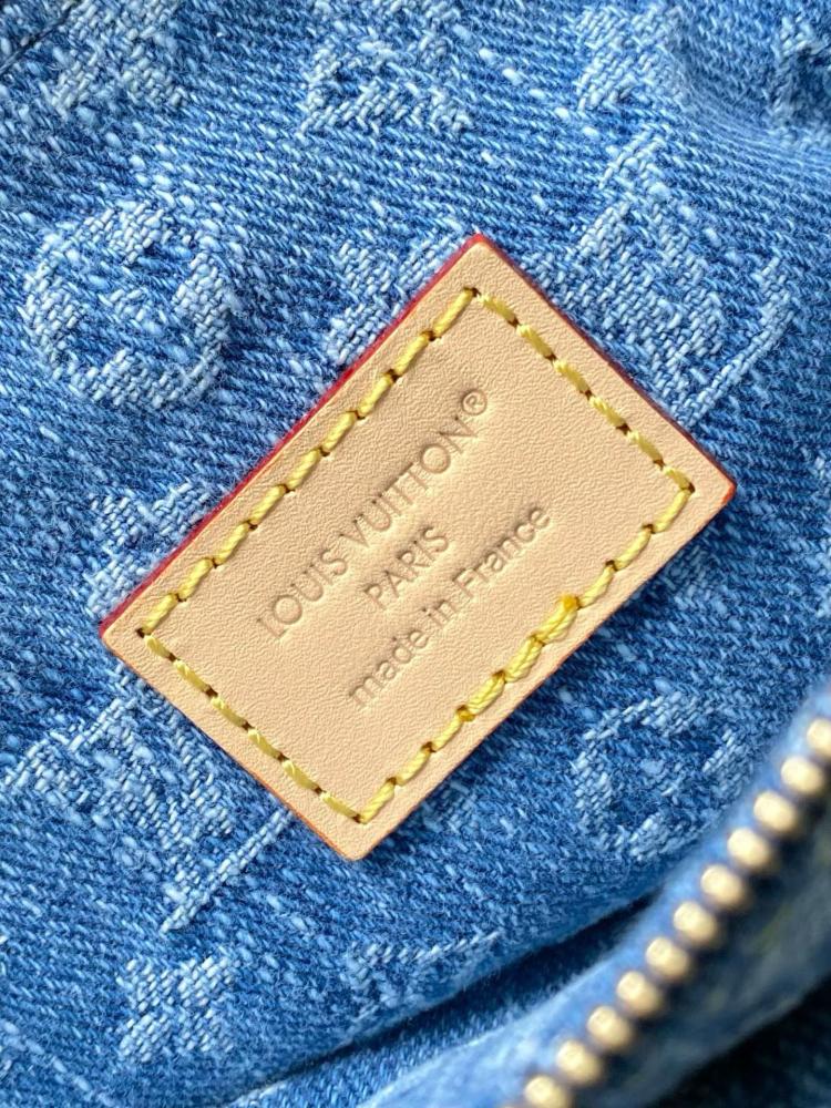 حقيبة لويس فيتون Pochette Accessories Cargo