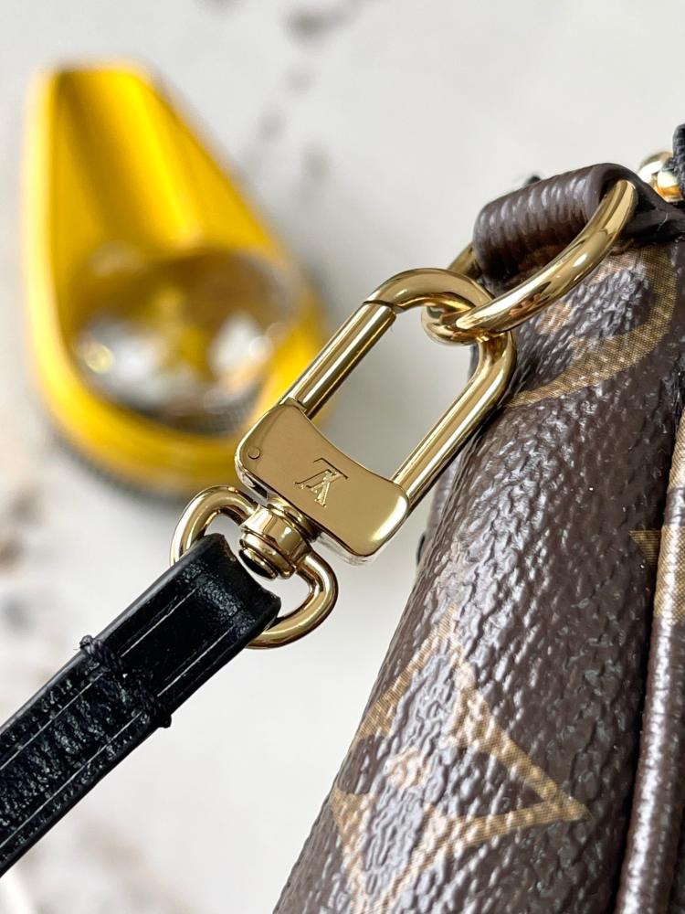 حقيبة لويس فيتون Pochette Accessoires