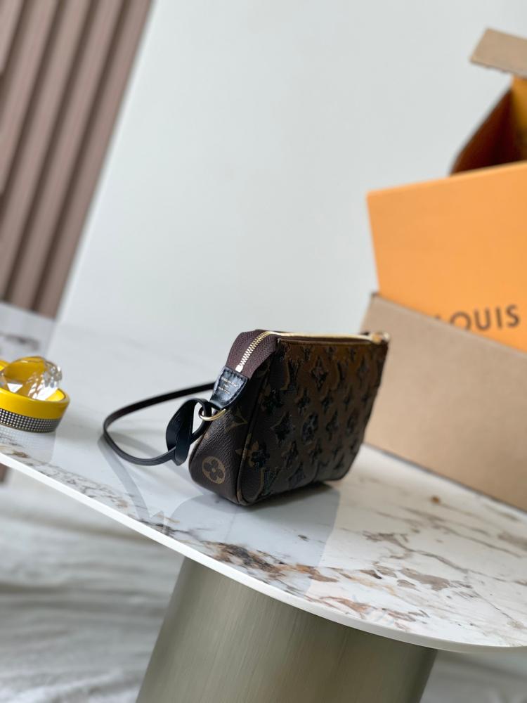 حقيبة لويس فيتون Pochette Accessoires