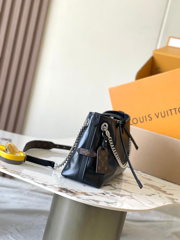 حقيبة لويس فيتون CarryAll BB