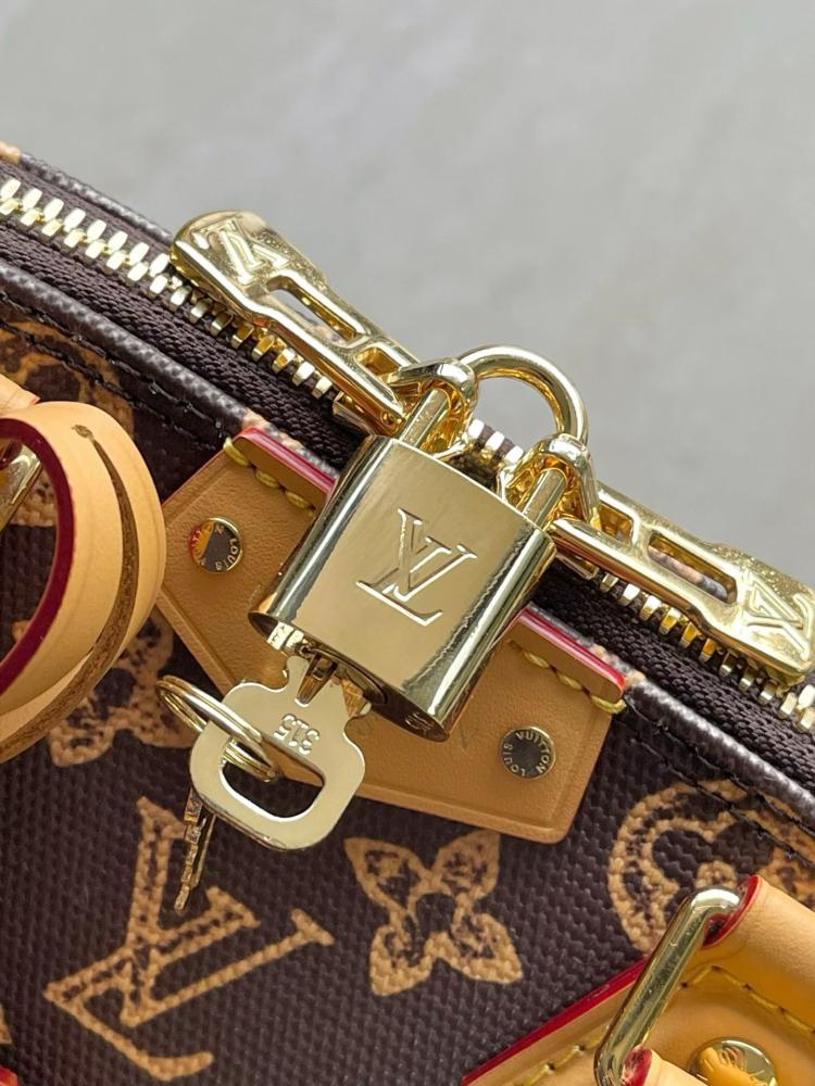 حقيبة لويس فيتون AlmaTrunk BB