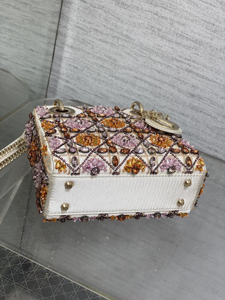 حقيبة ليدي ديور الفنية