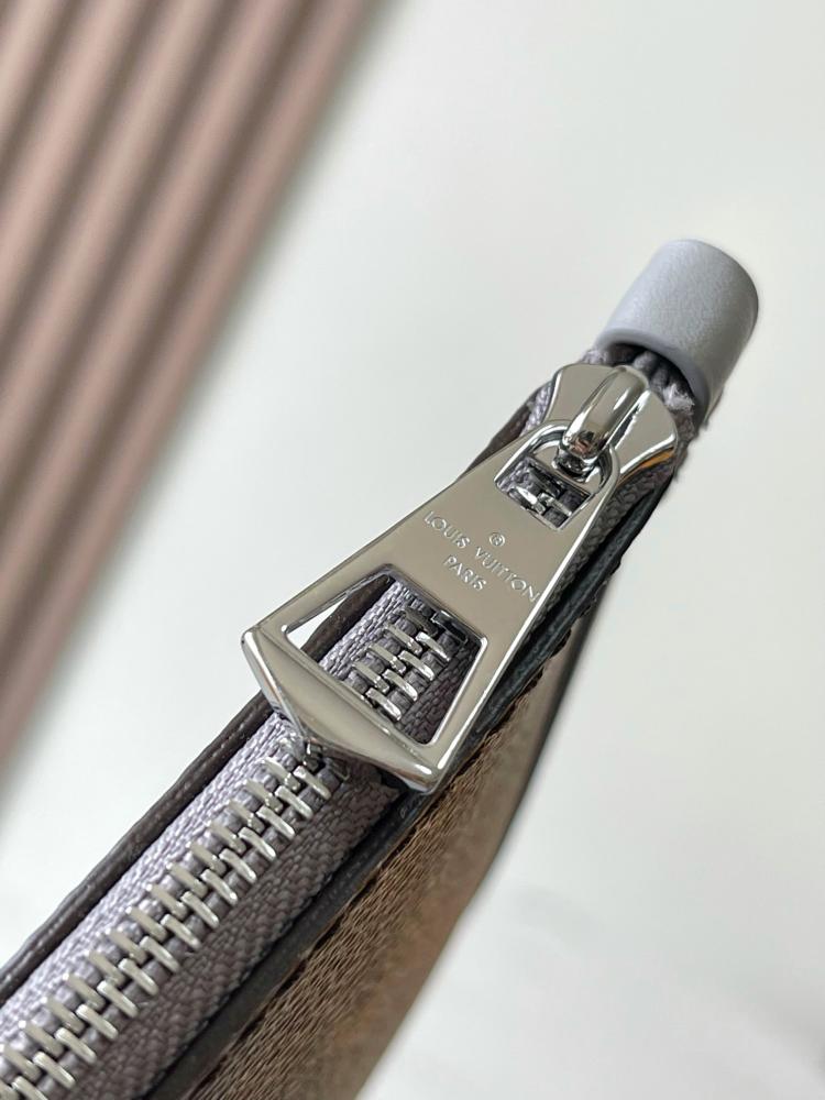 حقيبة لويس فيتون يد من ماركة CARRYALL DARK