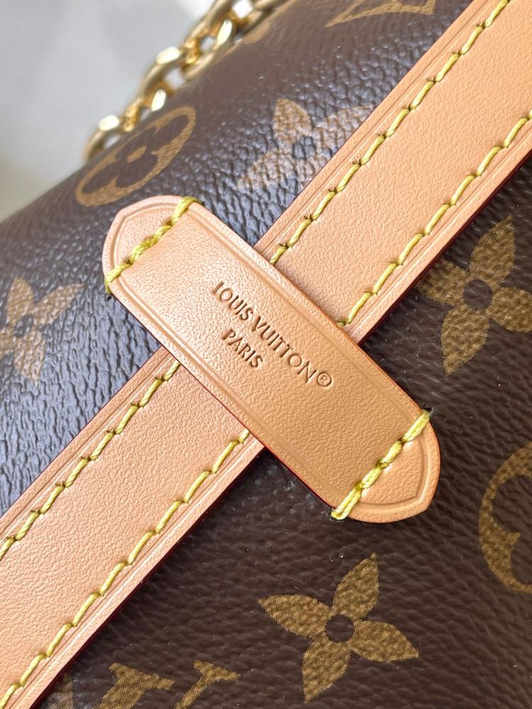 حقيبة لويس فيتون CarryAll BB