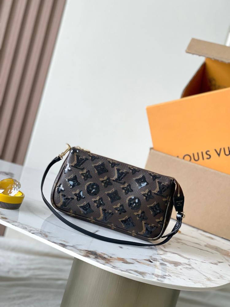 حقيبة لويس فيتون Pochette Accessoires