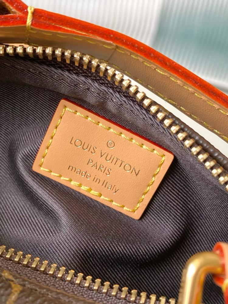 حقيبة لويس فيتون M12617 Pooch Bag