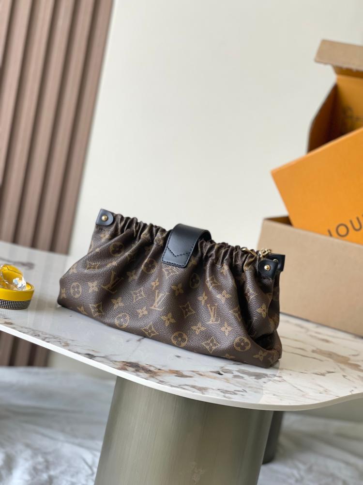 حقيبة لويس فيتون  POCHETTE SLING