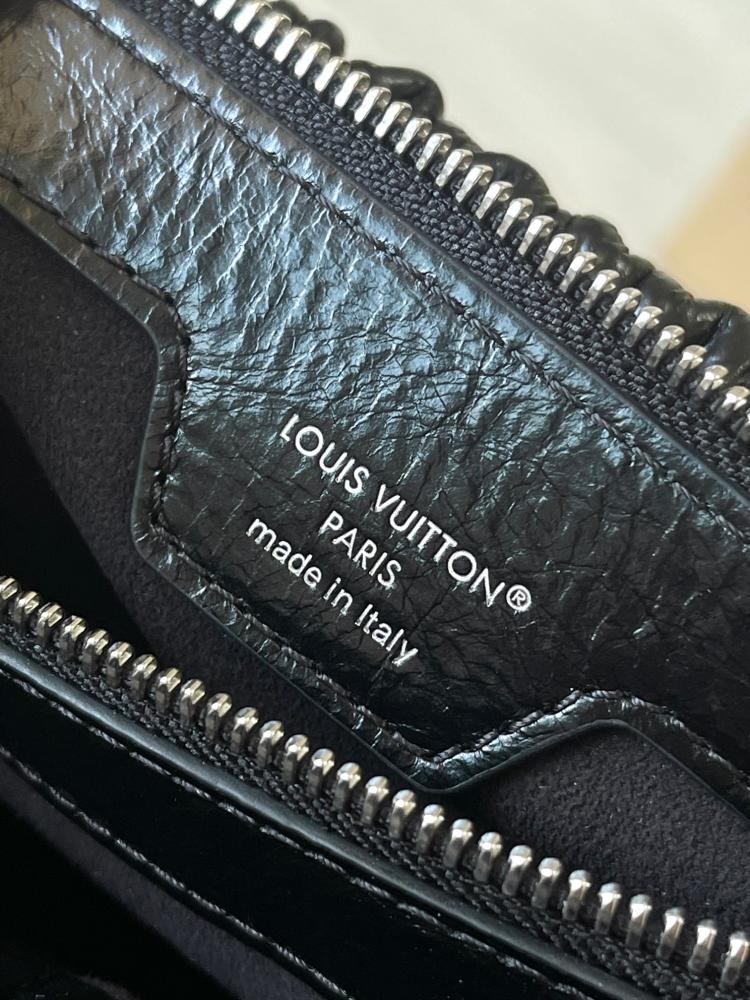 حقيبة لويس فيتون  POCHETTE SLING