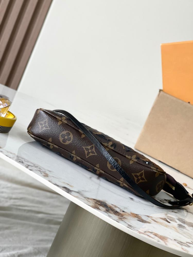 حقيبة لويس فيتون Pochette Accessoires