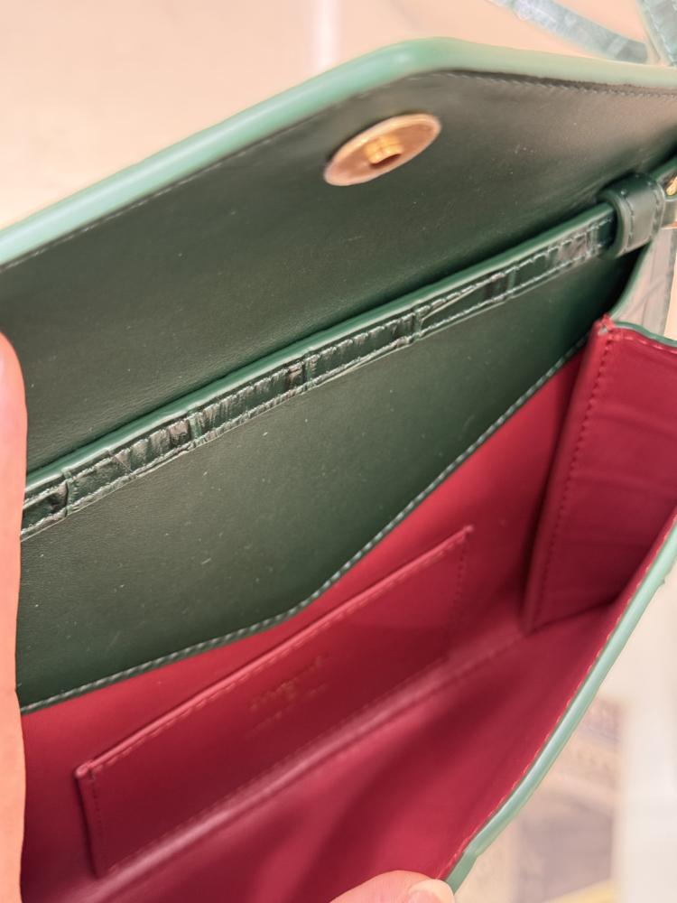 حقيبة شانيل ظرف سوداء بنقشة جلد التمساح، مقاس 26S.