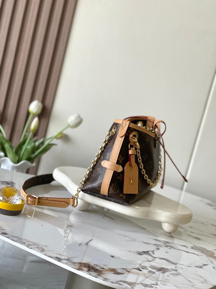 حقيبة لويس فيتون CarryAll BB