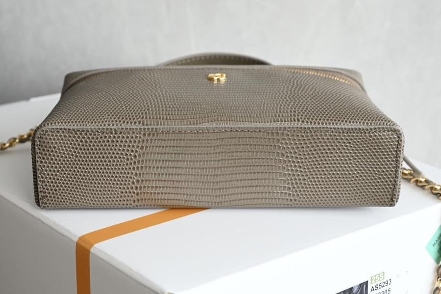 حقيبة غداء من شانيل بنقشة جلد السحلية لون كاكي صغير