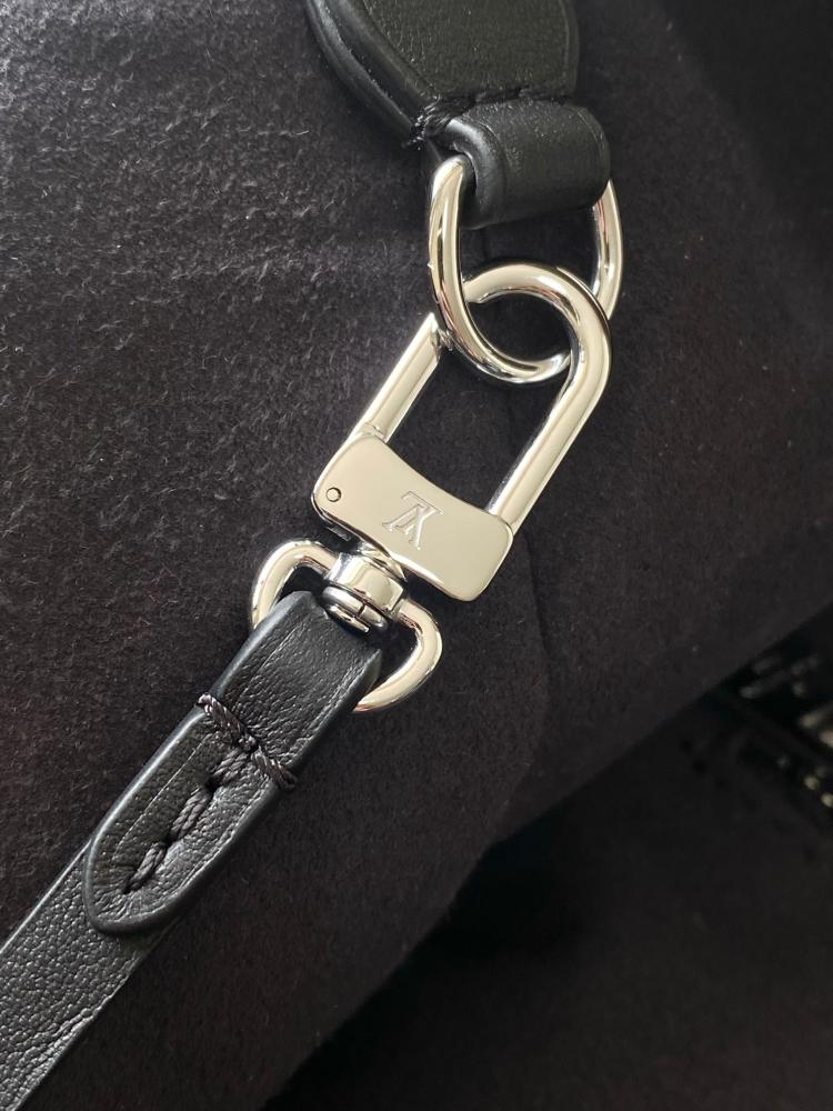 حقيبة لويس فيتون يد من ماركة CARRYALL DARK