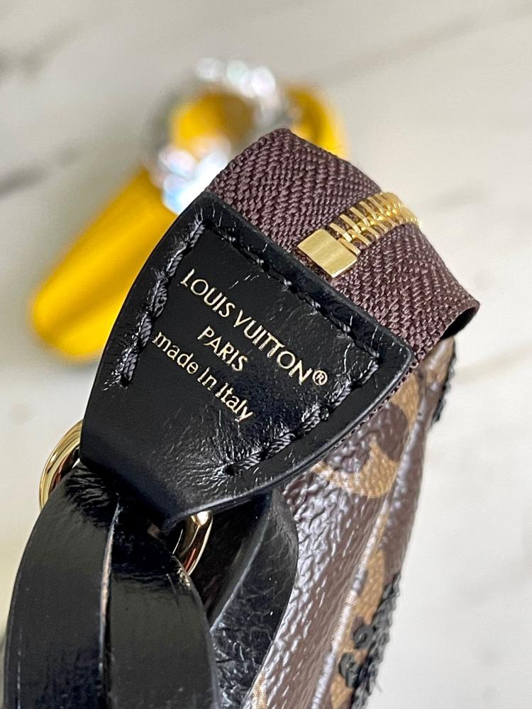 حقيبة لويس فيتون Pochette Accessoires
