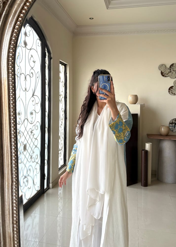 Dual glow abaya