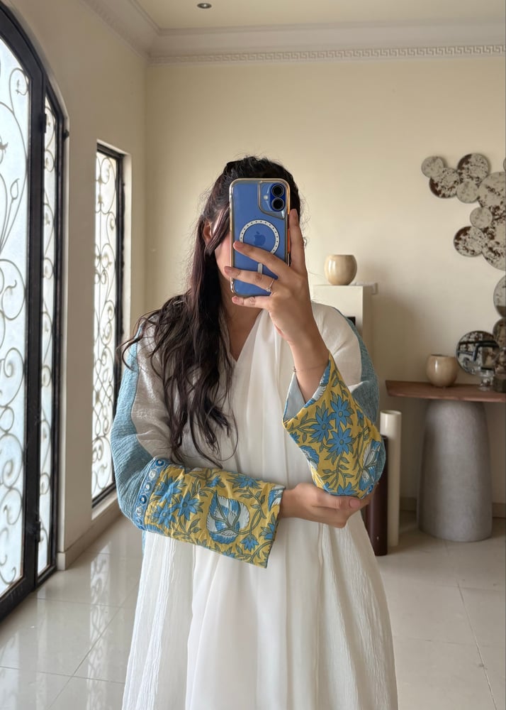 Dual glow abaya