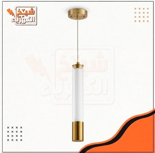 وحدة إضاءة معلقة (سلندر) سقفية بتصميم أسطواني طويل أنيق يجمع بين جسم زجاجي شفاف مقلم ولمسات نهائية بلون ذهبي مع قاعدة سقفية دائرية بلون كروم لامع، مُعلقة بسلك رفيع لتمنح إضاءة راقية وموزعة تعكس هوية معمارية فريدة وتلبي احتياجات الإضاءة الحديثة في المساحات