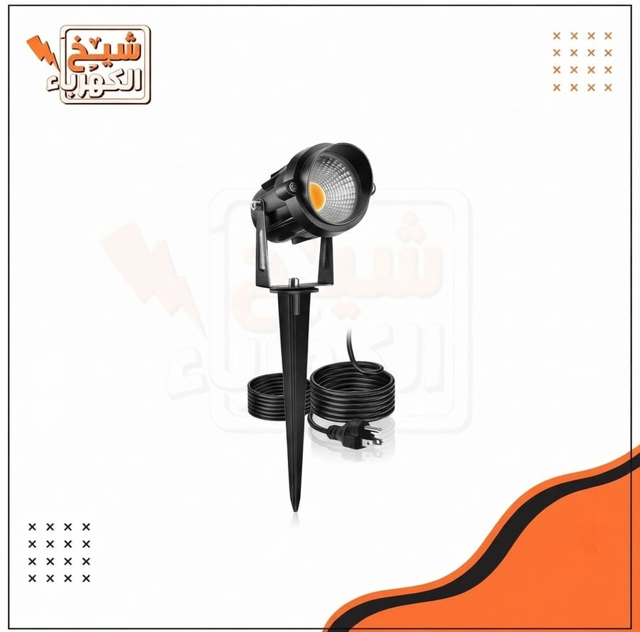 كشاف ليد أرضي أسود بتصميم أسطواني رفيع ومثبت على عمود رفيع، لإضاءة الممرات والنباتات الخارجية بفعالية وأناقة