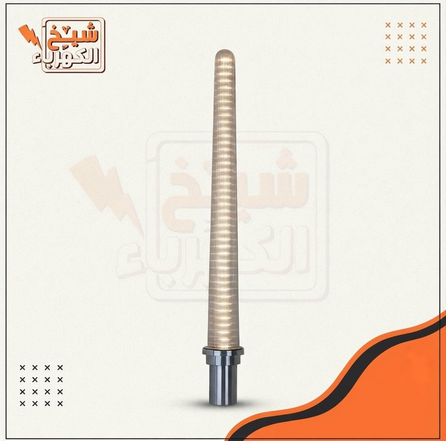 وحدة إضاءة ليد أسطوانية رفيعة طويلة ذات تصميم مضلع مع قاعدة معدنية فضية، لإضاءة وتزيين المساحات الداخلية بلمسة عصرية وأنيقة
