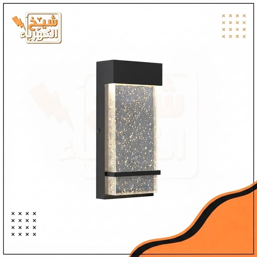 أبليك جداري LED خارجي بتصميم هندسي مستطيل وعصري، يتميز بقطعة زجاجية أو أكريليك داخلية مزخرفة بتأثير الفقاعات المضيئة مع هيكل معدني متين ومقاوم للعوامل الجوية بلون أسود مطفأ، ليضفي إضاءة جمالية ساحرة ومظهرًا فاخرًا على الواجهات والمداخل الخارجية