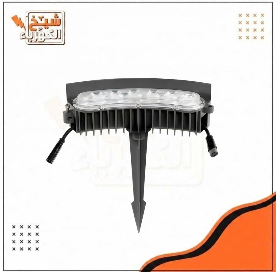 كشاف ليد أرضي مستطيل رمادي بتصميم مضلع مع شريط إضاءة عدسي مدمج وقاعدة تثبيت مدببة (سنبر) لغرزه في التربة مع كابلات توصيل جانبية، لإضاءة الممرات والحدائق الخارجية بكفاءة عالية