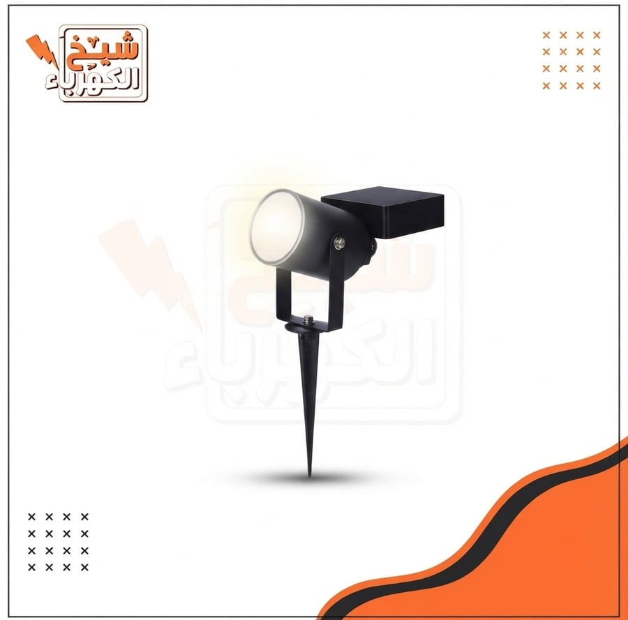 كشاف ليد أرضي أسود بتصميم أسطواني مع عدسة إضاءة مركزية، وقاعدة تثبيت مدببة (سنبر) لغرزه في التربة مع كابل توصيل جانبي مرن، لإضاءة الممرات والحدائق الخارجية بسهولة وكفاءة عالية